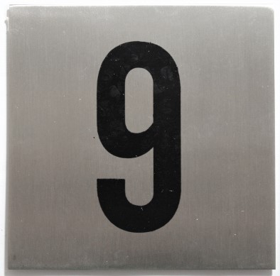 SEÑALETICA NÚMERO 9 CUADRADO (Venta hasta agotar stock)